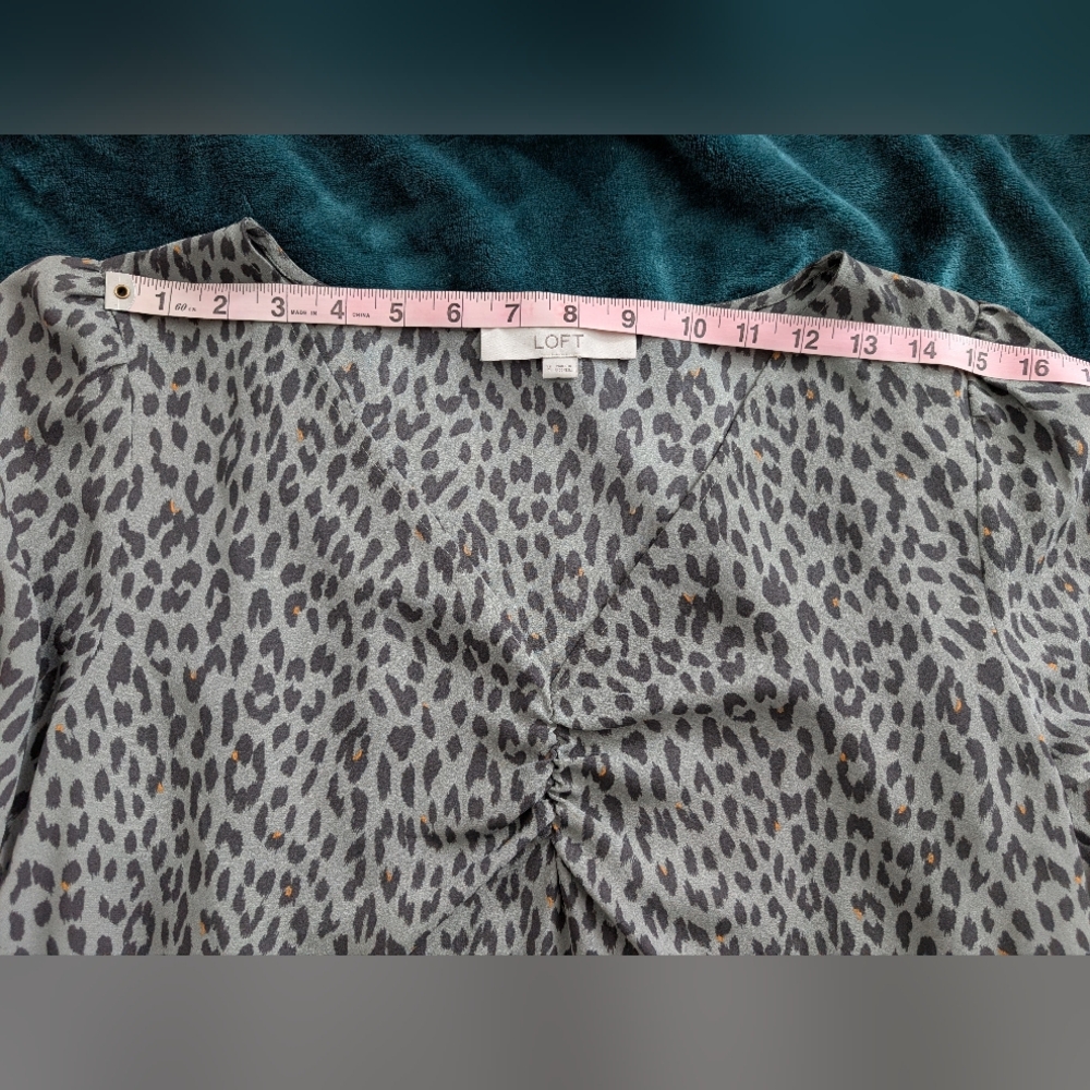 LOFT Women's Size M Gray Leopard Print Top - Picture 3 of 10